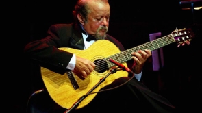Sebastião Tapajós, tocando violão.